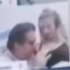 阿根廷議員開會時吻妻子胸部 辯稱詢問隆乳手術(shù)后情況